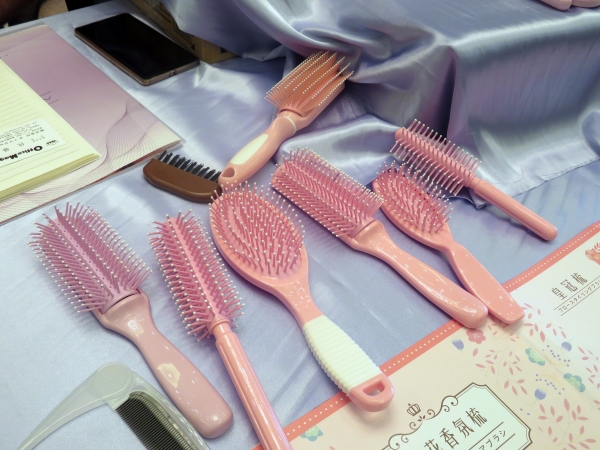ツバキオイルをぎゅっと浸透させた新工法のブラシピン。椿の香「ベントブラシ」SHY BAO ENTERPRISE CO., LTD. 