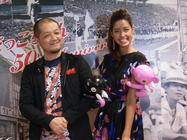 左タケヤマ・ノリヤ氏　右モデル・タレントの森泉さん