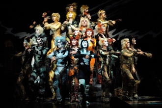 『キャッツ』の舞台風景