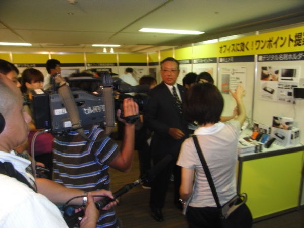 デジタル文具への高い関心から、テレビクルーに追われるキングジム宮本社長　