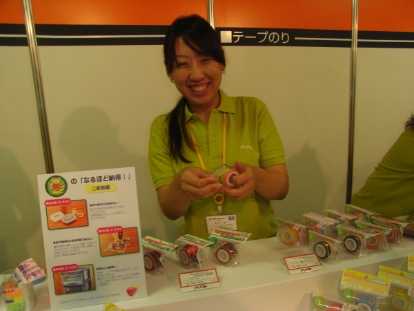 思わず笑顔になるメモロックテープ。食品の内容表示、賞味期限表示、衣類整理など用途は多彩