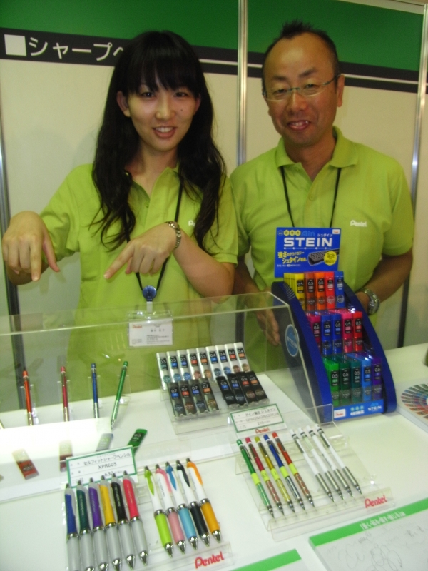 グラフ1000 X シュタインを紹介。堀江社長より「おじさんはいいから、商品を大きめに」とのクレームあり