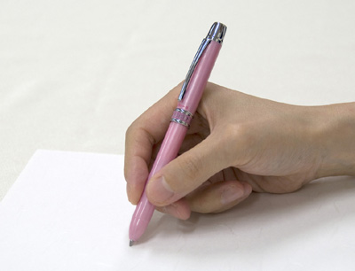 １３．２ｇのシャープペン付き３機能筆記具「ダブルＲ３アクション」