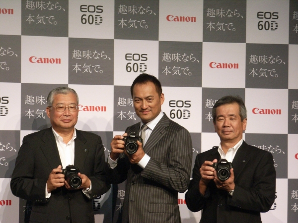 左からキヤノンマーケティングジャパン川崎正己社長、渡辺謙さん、キヤノン真栄田雅也常務