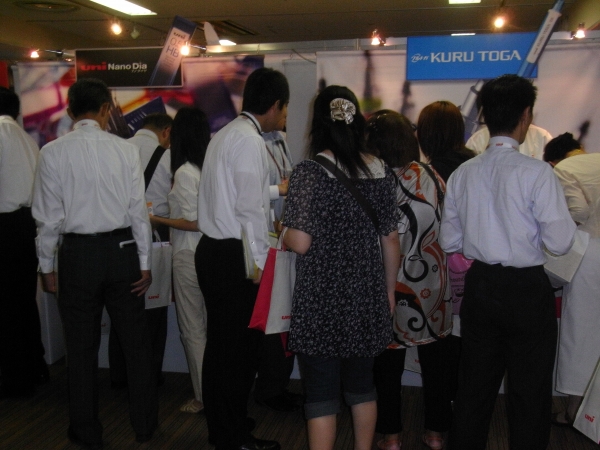 異常な賑わいを見せていた「クルトガ」コーナー、その秘密はディズニー柄のクルトガに