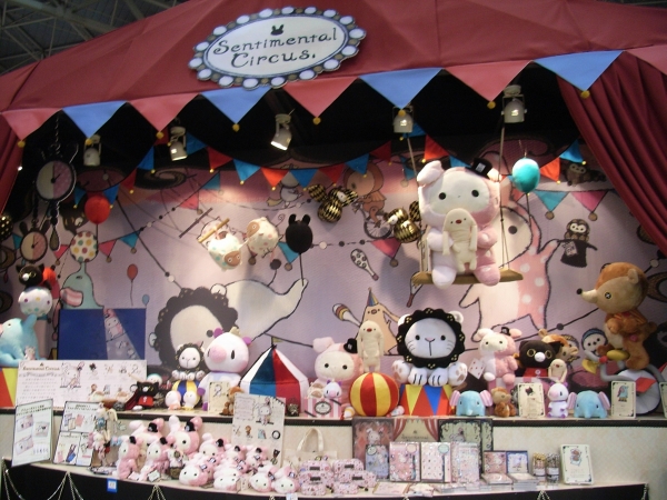 アンティークな小物と色調やデコラティブな装飾デザイン「センチメンタルサーカス」　サンエックス