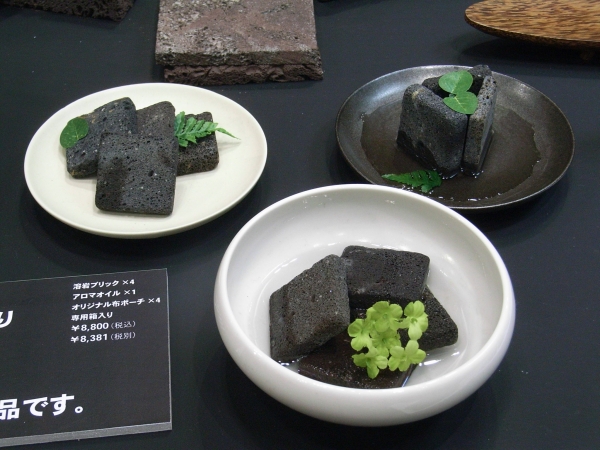 溶岩にオリジナル天然アロマを吸水、保水させることで、空間漂う香りがたのしめる溶岩アロマ 日本ナチュロック