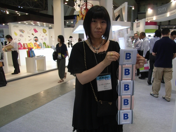 ぱたぱた遊べる、オリジナルベビーフレームＬＡＤＯＮＮＡ