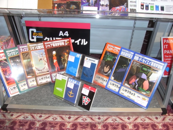 「シャア専用学習帳」とは何か？　噂の機動戦士ガンダムノート。クリアファイルもある　サンスター文具