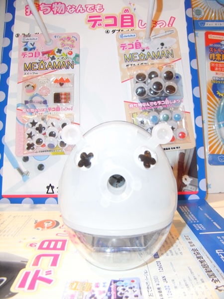 持ち物なんでもデコ目にしよっ！　来月から全国動眼推進協会とのコラボでコンテストも開催する「デコ目シール」　 デビカ