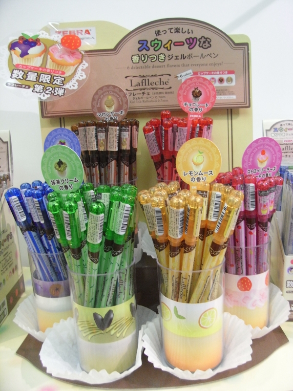 スイーツな香りつきボールペン「ラフレーチェ」。文字の匂いが２週間持続するので、子供だけでなく、「たまには、いらっしゃってください」という手紙を頻繁に書くお姉さん達にも人気なのだと　ゼブラ