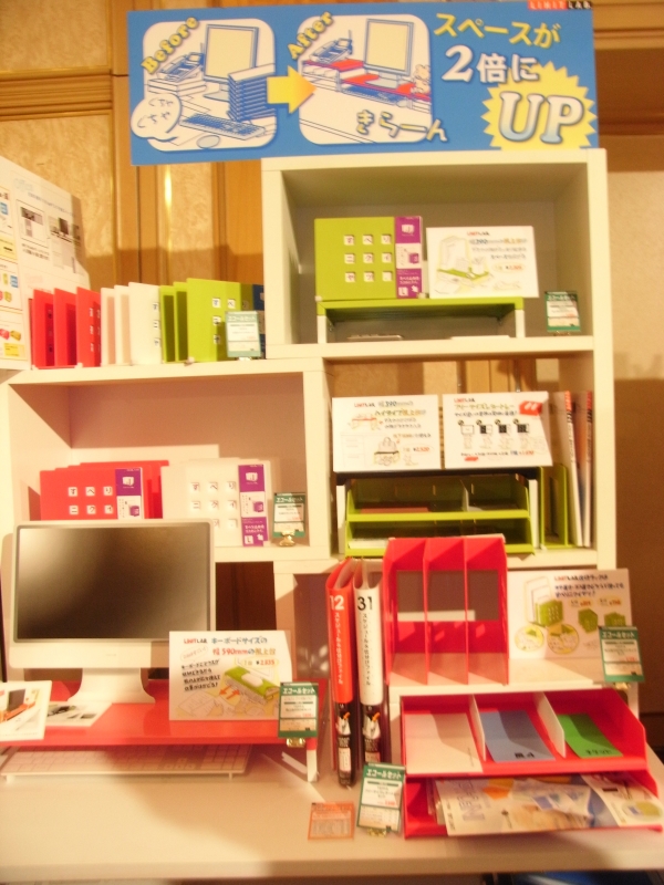 机上台を使って、有効スペースが2倍に、机上収納を賢く選びデスクの効率アップ提案　ＬＩＨＩＴ　ＬＡＢ．