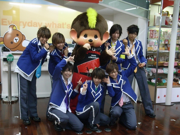 セレモニーの応援に駆けつけた、腐男塾＆エアギターモンチッチ