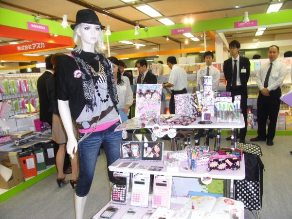 ナカバヤシの「ROSE　HIPS(ローズヒップ)」。担当デザイナーによると、前会長は初めて商品を見た際、ひとこと、「女性のものは任せるわ」と言ってくれたのだと。