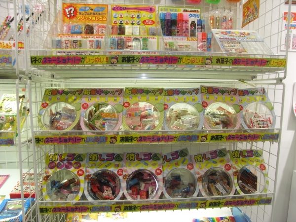 坂本副社長の一押し、売り場を楽しくさせるために、お菓子のステーショナリーがたっぷり。上段の消しゴムも、消えたり、伸びたり、匂いがしたりとアイデアてんこ盛り　サカモト　