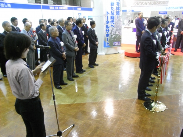 初日誰よりも緊張していたのが司会の女性社員。開会式の前、繰り返し原稿を読み直す姿からは、緊張感とともに与えられた仕事への真摯さがヒシヒシと伝わってきた