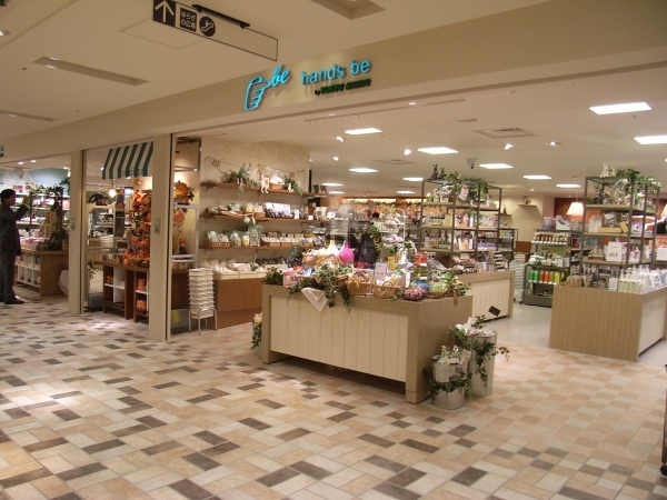 明るく広い入りやすい店内『hands be』外観