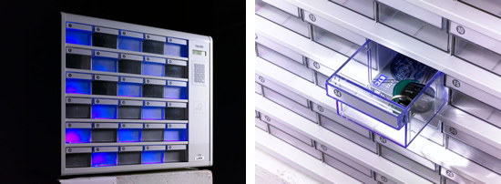 使用可能なトレーは、LEDにより青く光り、なかなかクール。