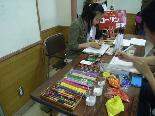 自分に合う書き心地を30種類の色鉛筆から試せる　　コーリン鉛筆