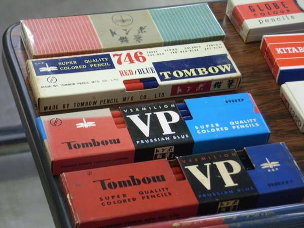 歴史を感じさせる　トンボ鉛筆の赤青鉛筆
