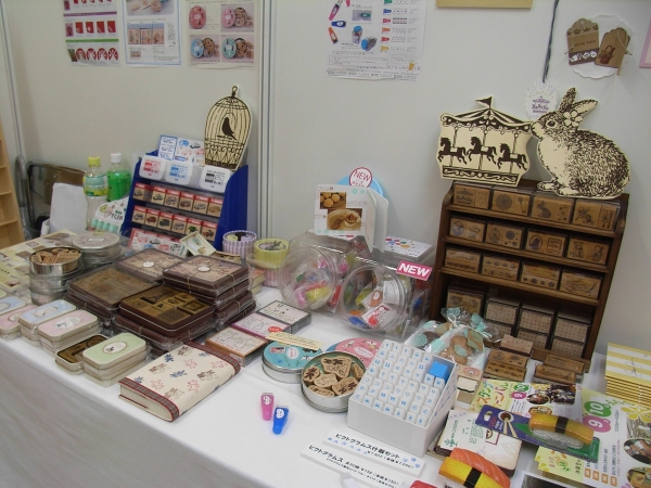 女の子大好きなモチーフを集めた「ガーリッシュスタンプ」。ラッピングやタグに押してオリジナル雑貨づくりが楽しめます　　こどものかお