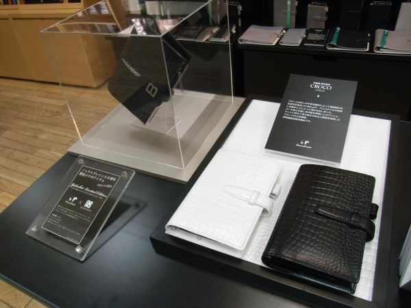 クロムのなめしの牛革を顔料によって硬質感のある自然な色合いに染め上げ、クロコダイルの型押しを施し深みを出している。伊東屋・限定商品　ノックスブレインシリーズ「ＣＲＯＣＯ（クロコ）」デザインフィルノックスカンパニー