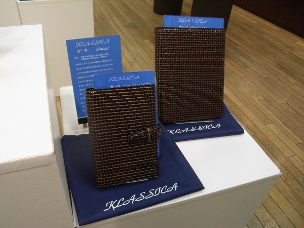 日本の伝統工芸である漆塗り技術と染革技術を組み合わせた新素材「Paula(ポーラ）」　　KLASSIＣA