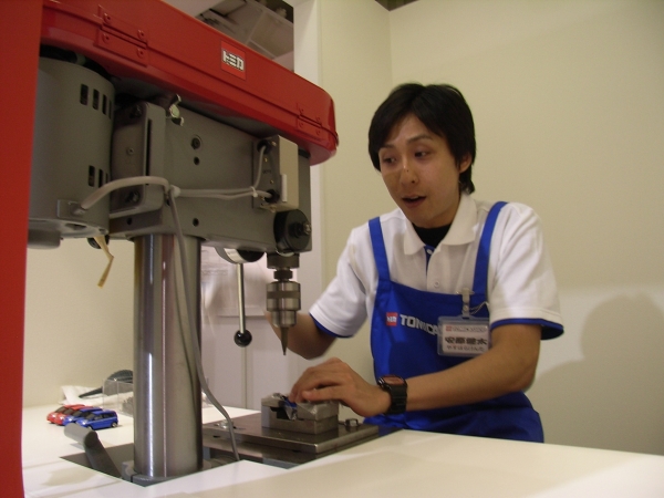 目の前で選んだパーツでオリジナルトミカを組み立ててくれる「トミカオリジナル工場」。車体は月替わりで、パーツの組合せで9種類のオリジナルトミカが楽しめる。