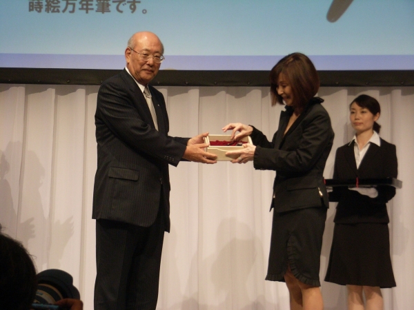 野際陽子さんにはパイロットの高橋清会長よりナミキ「蒔絵万年筆　螺鈿　桜花」が手渡された
