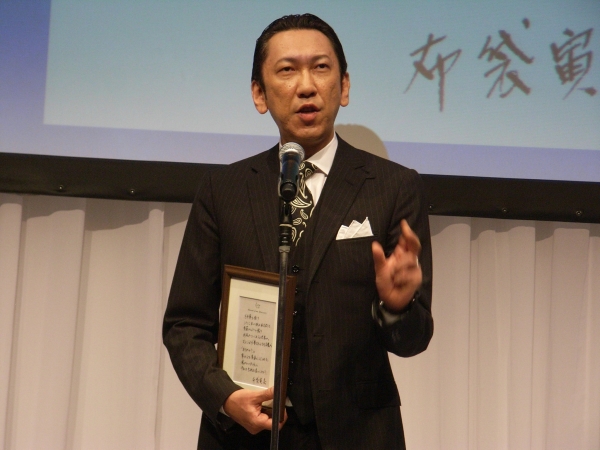 万年筆好きで、知られる布袋寅泰氏　奥様の今井美樹さんと愛娘に向けたメッセージを書き溜めている