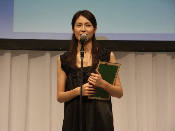 松下奈緒さん「同世代の方に、もっと万年筆を使ってもらいたい」とメッセージ