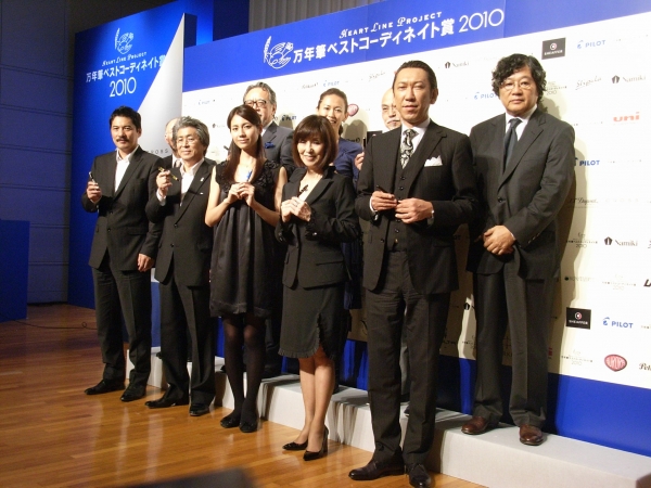 前列　本年度受賞者　後列　前年度受賞者と　万年筆解説委員・橋本五郎氏　スーパーバイザー・石川次郎氏　