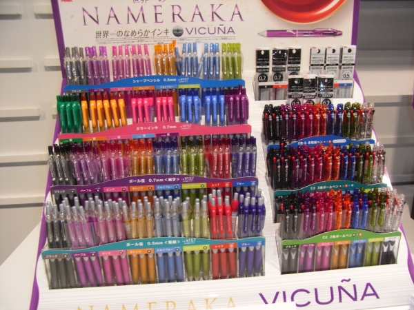 多機能ペンからシャープペンまで一気に100アイテムまで拡充した「ビクーニャ」