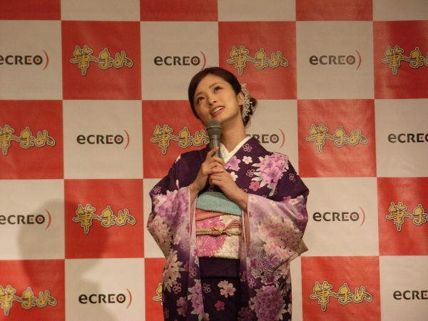 「え～と、理想のタイプは～」と言いだしそうな表情の上戸さん　男はこれに弱い