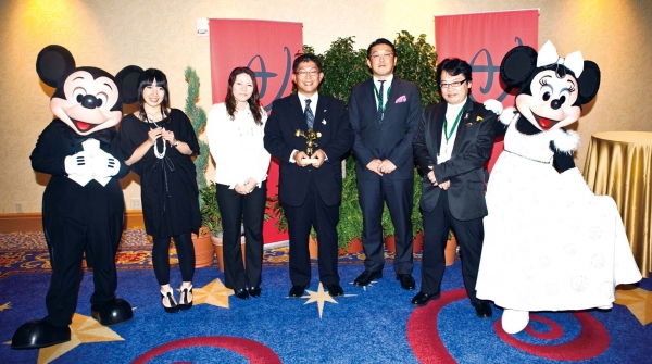 ミニーの隣は、サンスター文具のシンクタンク、辻井ディズニー部部長　新キャラクターではない