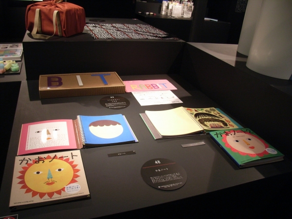 目・鼻・口などの顔パーツのシールが６枚ついた、アートなふくわらい絵本「かおノート」　コクヨＳ＆Ｔ