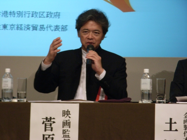 「この映画のコンセプトでもある『平和』が実現してこそ革命の成功となる」と熱く語る菅原氏