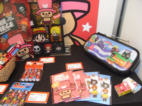 キャラクターが泳ぐ最新ウォーターインペンポーチも、デザインも一新し、アイテムも拡充したワンピース