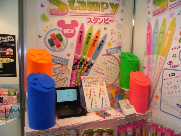 1本で3役こなすスタンピーにミッキーアイコンが新登場　4色のインクでミッキーをスタンプ