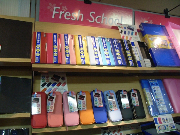 ランドセルの人気色にあわせた8カラーラインナップ「トップライナーペンケース」「削付両開筆入」　レイメイ藤井