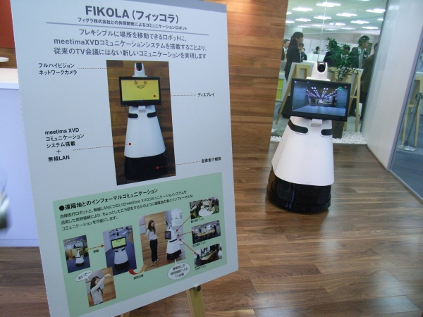 試作品のコミュイケーションロボット「フィッコラ」　社内を移動して会議に参加