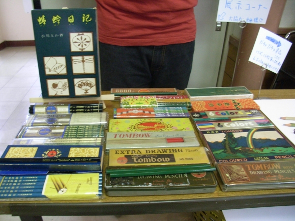 「トンボ鉛筆の収集のきっかけは」「入学祝にトンボ鉛筆さんから鉛筆を頂き、いつか恩返しをとはじめました」　