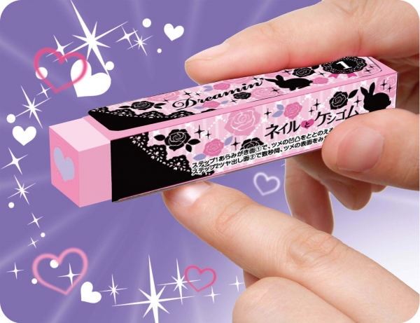 マーケティング部・高島さんの指もピカピカ！　確認していないが、これだけ綺麗な方は他に考えられない