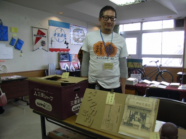 アラビックヤマトＴシャツとてもお似合いの店長さんから一言。「近々、小金井神社付近に古文房具　中村文具店を開店しますので来てください」