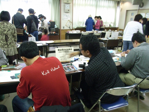 会場は文房具マニアで賑わってます。