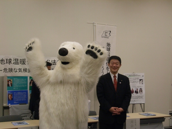 「左がキャンペーン実行委員長であられる北極熊のシロベエです」「確かに。右の方ではなさそうだ」