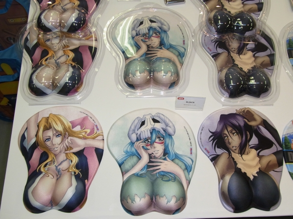 94、94、89.。キャラクターにあわせて豊満さが変化する究極の癒し「ブリーチ3Dマウスパッド」 森本産業