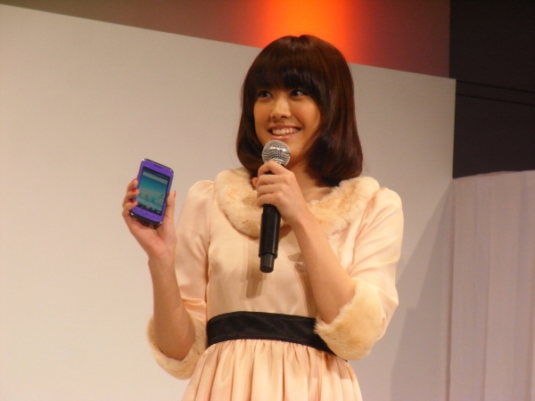 「新曲『Snow Rain』もよろしくお願いします」とニッコリ。新ＣＭタレント福田沙紀さん