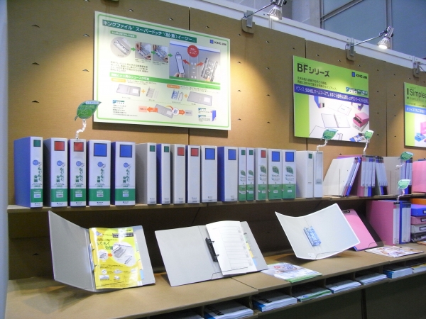 パーツが残らない最新の厚型ファイル「キングファイル スーパードッチ脱・着イージー」各種環境対応商品のラインナップ　キングジム