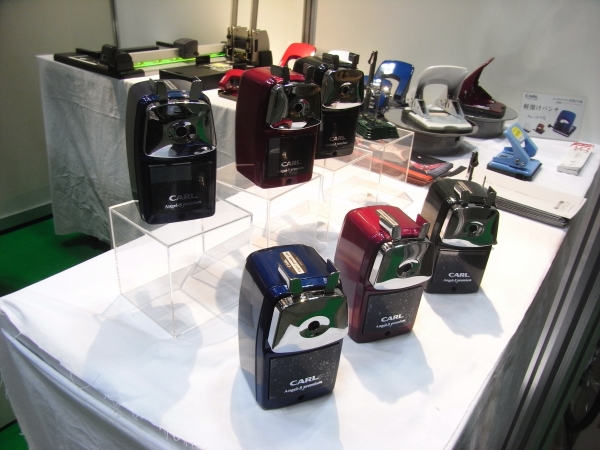 「永く使い続ける」という、エコ。丈夫・飽ない・機能的　百年の匠　長寿命のものづくり　カール事務器